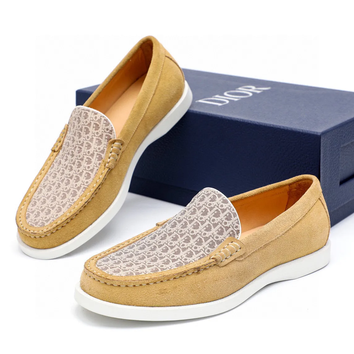 Men's shoes 💰460 💐Original packaging Product trademark: Dior "Dior" casual leather shoes Regular size: 38-44 (45.46.47🉑️Customized) Product materials: Selected Italian imported first-layer suede cowhide upper, imported water-dyed 🐂 cowhide lining. Strong three-dimensional visual effect, original rubber outsole Color: 3⃣️colors available